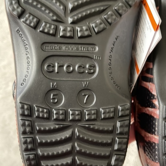 (NWT) Crocs Classic Unisex Animal Remix Clogs Black Multi Animal, Size: W7, M5 - Picture 9 of 17